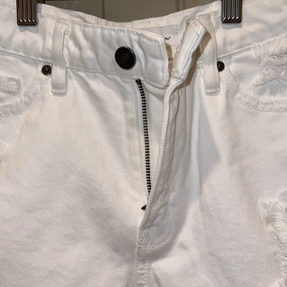 KANCAN -WOMEN’S WHITE SHORT CUT- OFF DISTRESSED